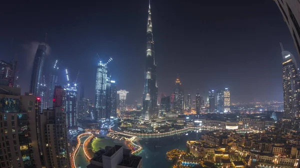 迪拜市中心的摩天大楼通宵高耸入云 灯火通明 购物中心和喷泉四面环绕着现代建筑的空中全景 — 图库照片