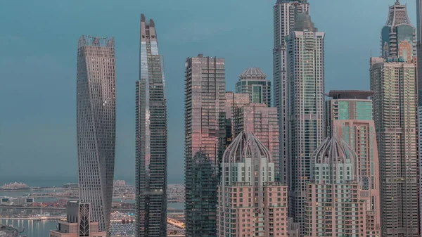 Ουρανοξύστες Της Μαρίνας Ντουμπάι Φωτισμένα Υψηλότερα Κτίρια Κατοικιών Νύχτα Την — Φωτογραφία Αρχείου