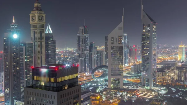 ドバイ アラブ首長国連邦の一晩中シェイク ザイード ロードとDifcの高層ビル 金融センターの空中からの眺めの塔のライトがオフになって — ストック写真