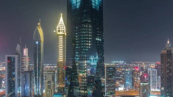 迪拜金融城的金融中心通宵灯火通明的豪华摩天大楼 阿拉伯联合酋长国 窗户灯火通明的空中景观和办公大楼 — 图库照片