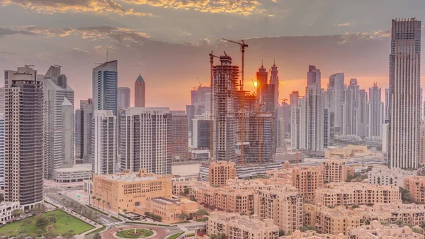 Baszta Biznesowa Dubaju Wieżami Zachodzie Słońca Widok Dach Niektórych Drapaczy — Zdjęcie stockowe