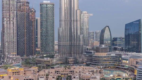 ドバイ最も高い高層ビルや日の出前の上からの他の照明塔ビュー アラブ首長国連邦でのダウンタウンの夜から日への遷移 旧市街とショッピングモールの伝統的な家 — ストック写真