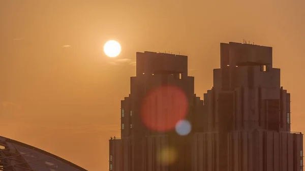 Захід Сонця Над Дубаєм Міжнародним Фінансовим Центром Хмарочосів Сонце Сходить — стокове фото