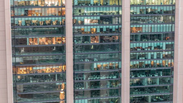 Velká Zářící Okna Moderních Kancelářských Obytných Budovách Den Dne Řadách — Stock fotografie