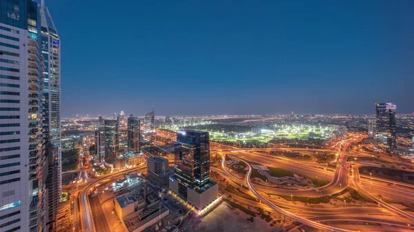 メディアシティとアル バルシャの空中パノラマビューは ドバイマリーナから夜への移行地区の一日の高さ 上から高速道路を通行するタワーや高層ビル — ストック写真