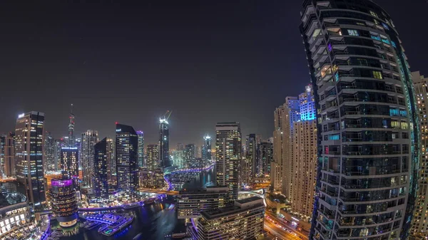 Letecký Pohled Dubajský Přístav Osvětloval Mrakodrapy Kolem Kanálu Plovoucími Jachtami — Stock fotografie