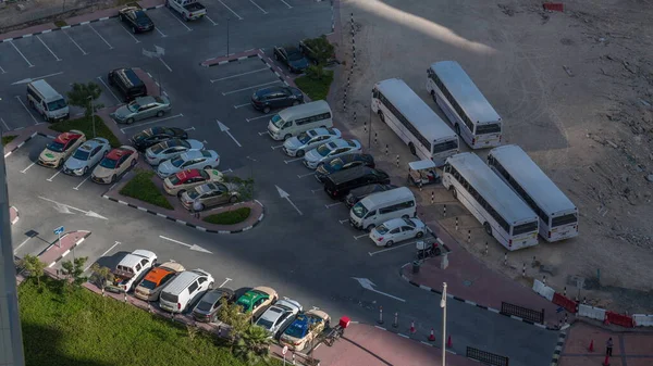 Vista Superior Estacionamento Ocupado Com Muitos Carros Movendo Para Dentro — Fotografia de Stock