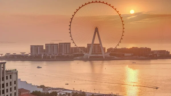 夕阳西下 蓝水岛上有现代建筑和摩天轮天线 迪拜码头和Jbr附近的新的休闲和住宅区 橙色天空 — 图库照片
