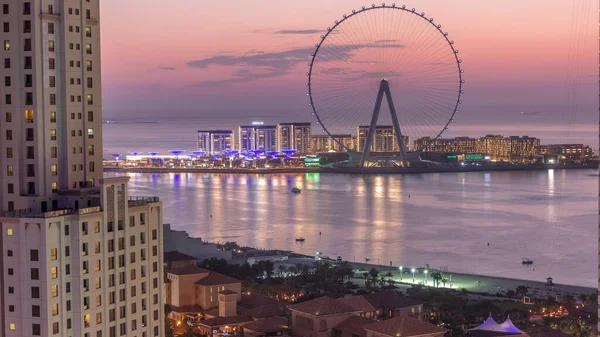 蓝水岛的现代建筑和摩天轮从空中到夜间的过渡 日落后迪拜码头和Jbr附近新的休闲和住宅区 — 图库照片