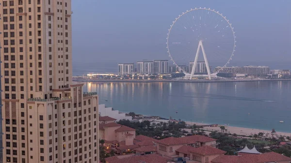 蓝水岛 具有现代建筑和摩天轮 昼夜空中过渡 在日出前靠近迪拜码头和Jbr的新的休闲和住宅区 — 图库照片
