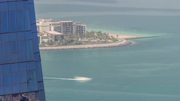 蓝水岛的一部分 在迪拜码头的玻璃摩天大楼后面有现代建筑 Jbr地区附近水面上漂浮的船只 — 图库照片