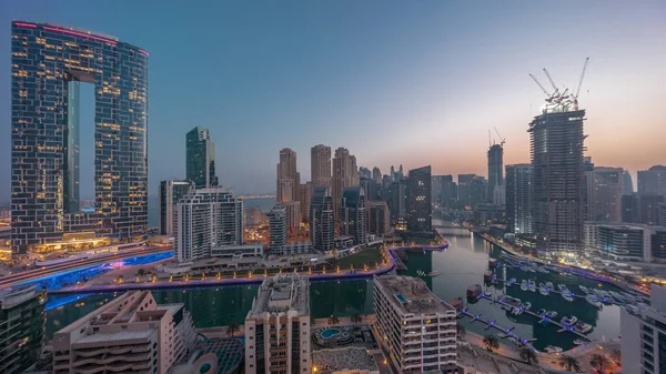 迪拜的滨海全景 停泊在港口的小船和游艇 并照亮了运河空中的摩天大楼 每天在日出前的过渡 Jbr区的塔楼背景 — 图库照片