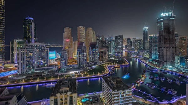 全景图展示了迪拜码头的全景 几艘船和游艇停泊在港口 并照亮了运河空中夜晚周围的摩天大楼 Jbr区的塔楼背景 — 图库照片
