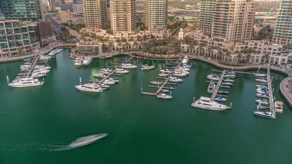 豪华游艇和游艇停泊在迪拜码头的空中 在海滨港口码头附近停着装有喷泉的汽艇 — 图库照片