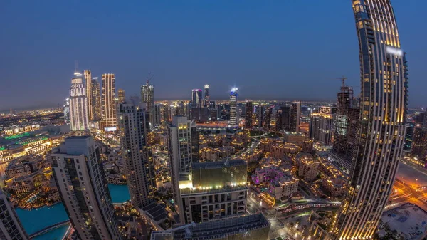 夜の遷移に大きな未来的な都市の日の空中パノラマ 高層ビルや伝統的な住宅が多いビジネスベイとダウンタウン地区 ドバイ アラブ首長国連邦スカイライン — ストック写真
