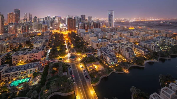 Небоскрёбы Районе Barsha Heights Малоэтажные Здания Зеленом Районе Воздушного Перехода — стоковое фото