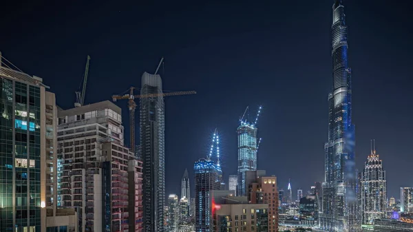 全景显示空中城市景观夜晚与迪拜市中心明亮的建筑 许多高耸的摩天大楼和有闪亮窗户的塔楼 新建筑工地 — 图库照片