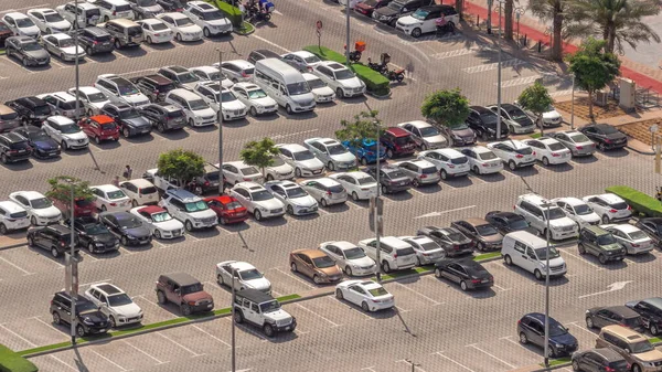 ビジネスセンターの駐車場車の空中トップビュー ショッピングモール 車と空の駐車場とスーパーマーケット影が急速に移動する日中 — ストック写真
