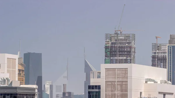Mrakodrapy Dubajském Obchodním Finančním Okrsku Skyline Kancelářskými Věžemi Staveništěm — Stock fotografie