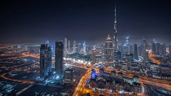 俯瞰迪拜市中心最高塔楼的全景 以及高速公路夜间全景 智能城市的金融区和商业区 摩天大楼和高层大楼 — 图库照片