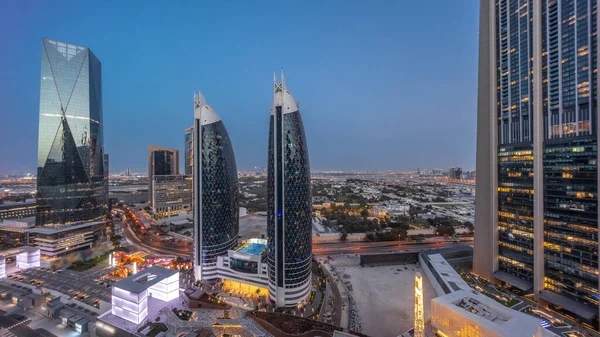 Dubai International Financial District 공중에서는 건물들 야간으로 이동하는 파노라마를 수있다 — 스톡 사진
