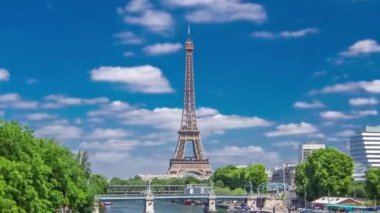 Paris, Fransa 'daki Grenelle Köprüsü' nden Seine Timelapse nehrindeki Eyfel kulesi. Kuğular adası ve nehir üzerinde gemi güneşli yaz gününde yukarıdan hava manzarası