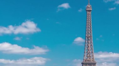 Paris, Fransa 'daki Grenelle Köprüsü' nden Seine nehrindeki Eyfel kulesi. Kuğular adası, nehirde gemi ve güneşli yaz gününde sokakta trafik. Suyun üzerinde kemer köprüsü