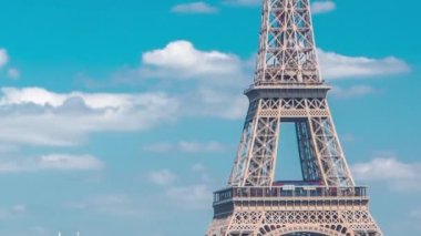 Paris, Fransa 'daki Grenelle Köprüsü' nden gelen kalabalıkla Seine nehrindeki Eyfel kulesi. Kuğular adası ve güneşli yaz gününde nehirde bir gemi.