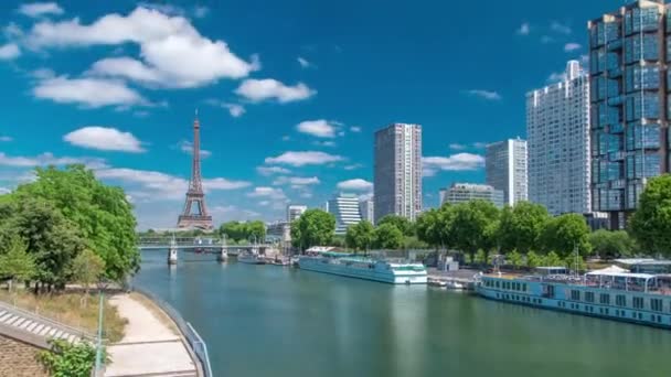 Paris Fransa Daki Grenelle Köprüsü Nden Seine Nehri Kıyısındaki Eyfel — Stok video
