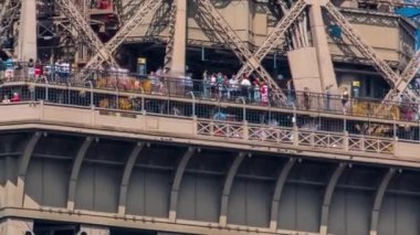 Paris, Fransa 'da Eiffel Kulesi' nin orta bölümünün gözlem güvertesindeki turistlerle yakın görüntüsü. İnsanlar şehir manzarasının keyfini çıkarıyorlar.