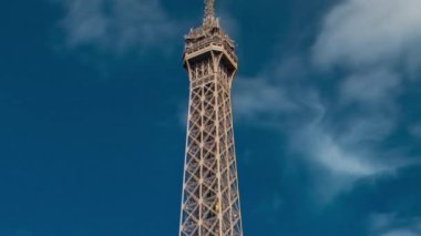 Eyfel Kulesi 'nin tepesinde. Paris' teki Seine nehrinin rıhtımından. Güneşli yaz gününde gözlem güvertesinde turistlerin olduğu bir manzara. Uzaklaştırılıyor