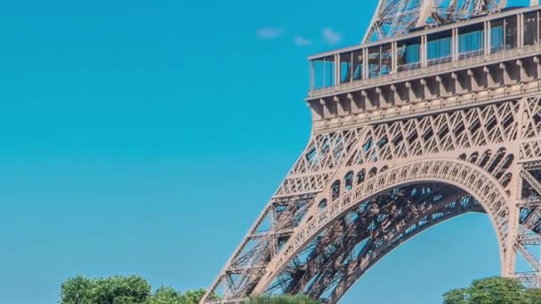 Sección Inferior Torre Eiffel Detrás Los Árboles Timelapse Desde Paseo — Vídeos de Stock