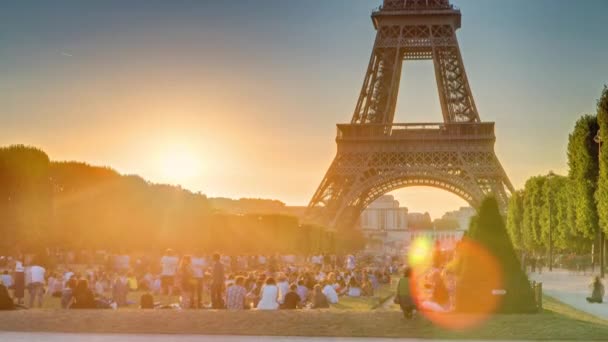 Eiffeltornet Sett Utifrån Champ Mars Solnedgången Timelapse Paris Frankrike Folk — Stockvideo