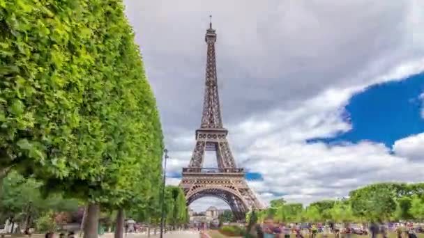 Champ Mars Eiffeltoren Hyperlapse Een Zonnige Zomerdag Parijs Frankrijk Groene — Stockvideo