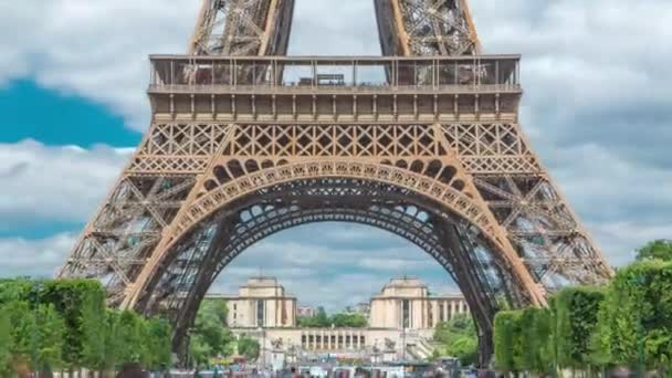 Champ Mars Parte Inferior Torre Eiffel Timelapse Dia Ensolarado Verão — Vídeo de Stock