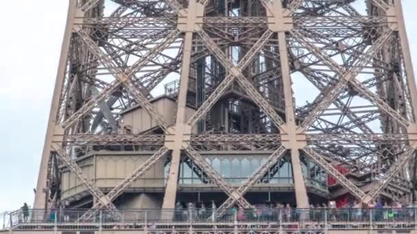 Közelkép Eiffel Torony Első Szakaszáról Turistákkal Kilátóteraszon Akik Város Idővonalát — Stock videók