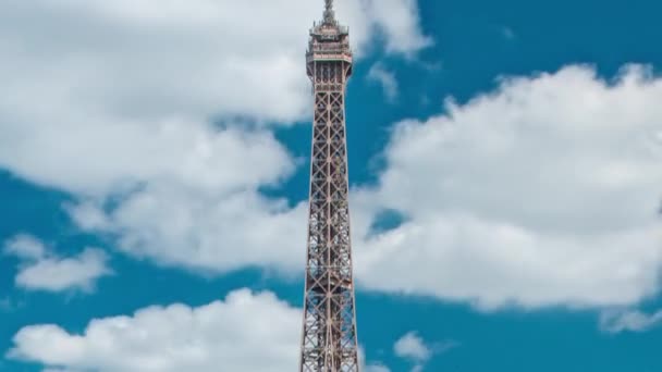 Люди Йдуть Знаменитій Площі Трокадеро Ейфелевою Вежею Задньому Плані Вежа — стокове відео