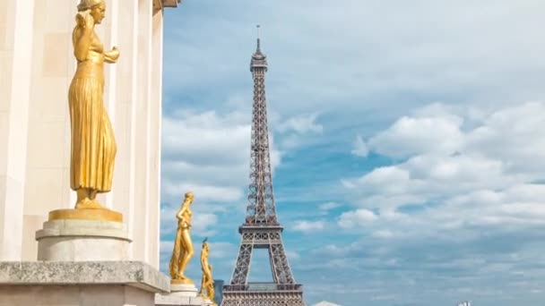 Torre Eiffel Estátuas Ouro Das Mulheres Luz Sol Timelapse Praça — Vídeo de Stock