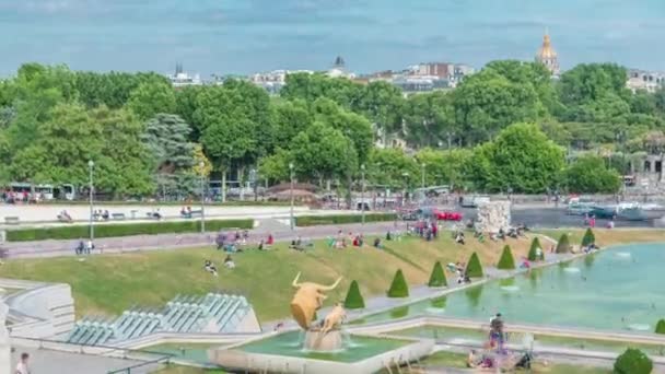 Fontanny Słynnym Placu Trocadero Ludzie Siedzący Pobliżu Wieży Eiffla Timelapse — Wideo stockowe