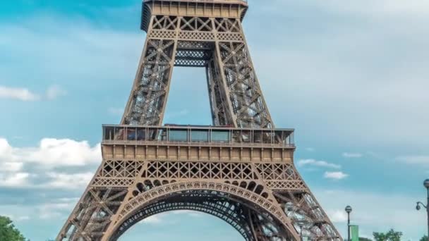 Vista Cerca Primera Sección Torre Eiffel Con Los Turistas Plataforma — Vídeos de Stock