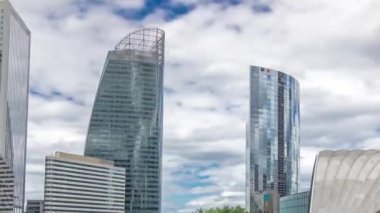 Paris 'te yüksek binalar ve kongre merkezleri olan yüksek hızlı modern iş ve finans bölgelerinin savunma zaman çizelgeleri. Meydandan bak. Bulutlu gökyüzü ve modern kulelerde yansımalar