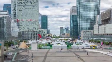 Paris 'te yüksek binalar ve kongre merkezleri olan yüksek hızlı modern iş ve finans bölgelerinin savunma zaman çizelgeleri. Yukarıdan bak. Yaz gününde bulutlu bir gökyüzü