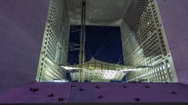 Paris 'teki Savunma İş Bölgesi' nin gece görüşü. Zaman atlaması. İnsanlar akşam merdivenlerde oturuyor. Paris, Fransa