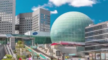 Paris 'in ünlü finans ve iş bölgesi La Defense' da modern gökdelenler zaman çizelgesi. Yaz günü insanlarla merdivenler ve yürüyen merdivenler.