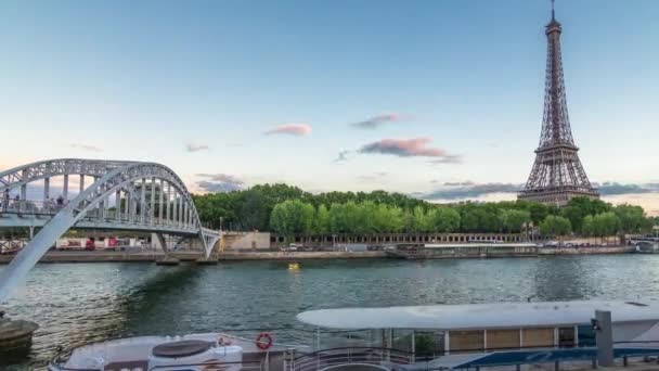 Ейфелева Вежа Дебілі Лабрідж Єна Міст Через Річку Сена Ввечері — стокове відео