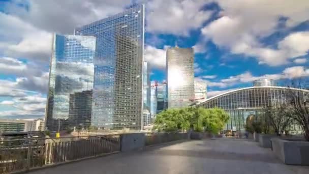태양은 컨벤션 센터가 파리의 현대적 지구의 초고층 건물에서 반사되었다 다리에서 — 비디오