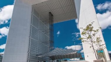 Çadır, Fransa 'nın Paris savunma bölgesindeki merdivenlerin üzerindeki açık alanı kapsıyordu. Yazın mavi bulutlu gökyüzü.