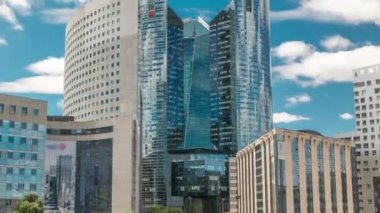 Paris 'teki modern iş ve finans sektörünün gökdelenleri yüksek binalarla dolu. Yukarıdan bak. Yazın mavi bulutlu gökyüzü. Modern kulelerin camlarında yansımalar.