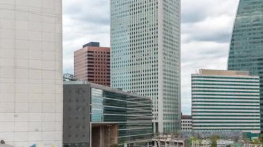 Paris 'te modern iş ve finans sektörünün cam gökdelenleri ve yüksek binaları var. Yukarıdan bak. Yazın mavi bulutlu gökyüzü. Modern kulelerdeki yansımalar.