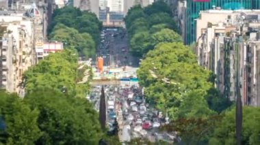 Savunma Bakanlığı 'nın iş bölgesinden Zafer Takvimi' ne yükseltilmiş görüş. Gökdelenler ve yolda bir sürü araba var. Yaz günü bulutlu bir gökyüzü. Paris, Fransa